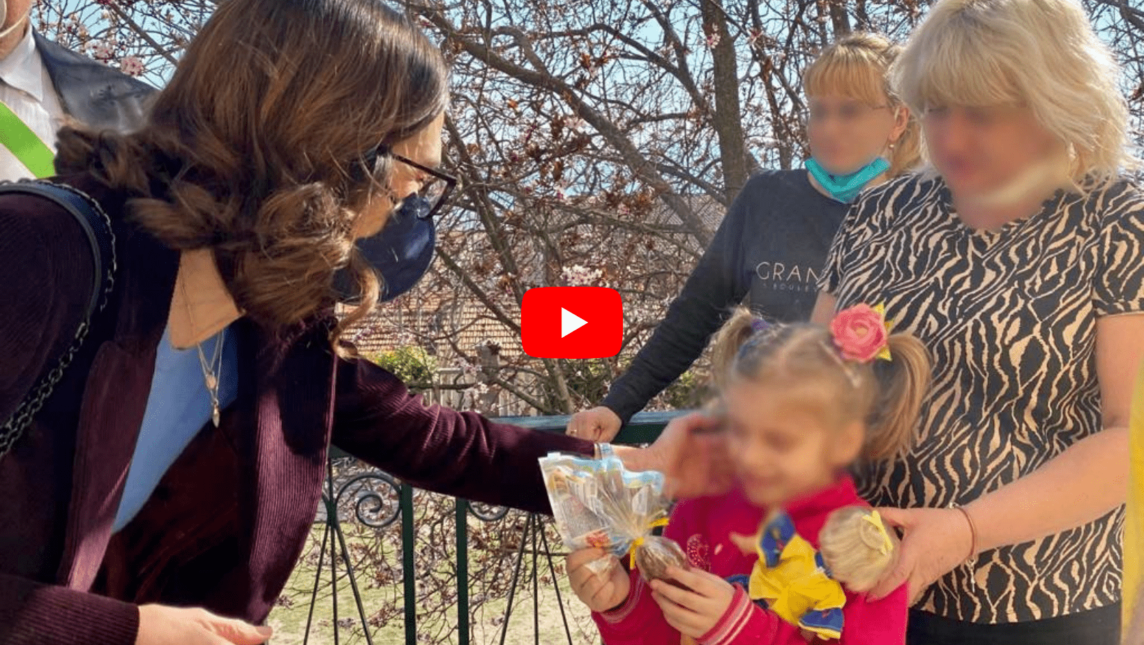 La carezza del ministro Gelmini ai bimbi ucraini a Cerchio: “Ora integrazione con la scuola” (fotoracconto)