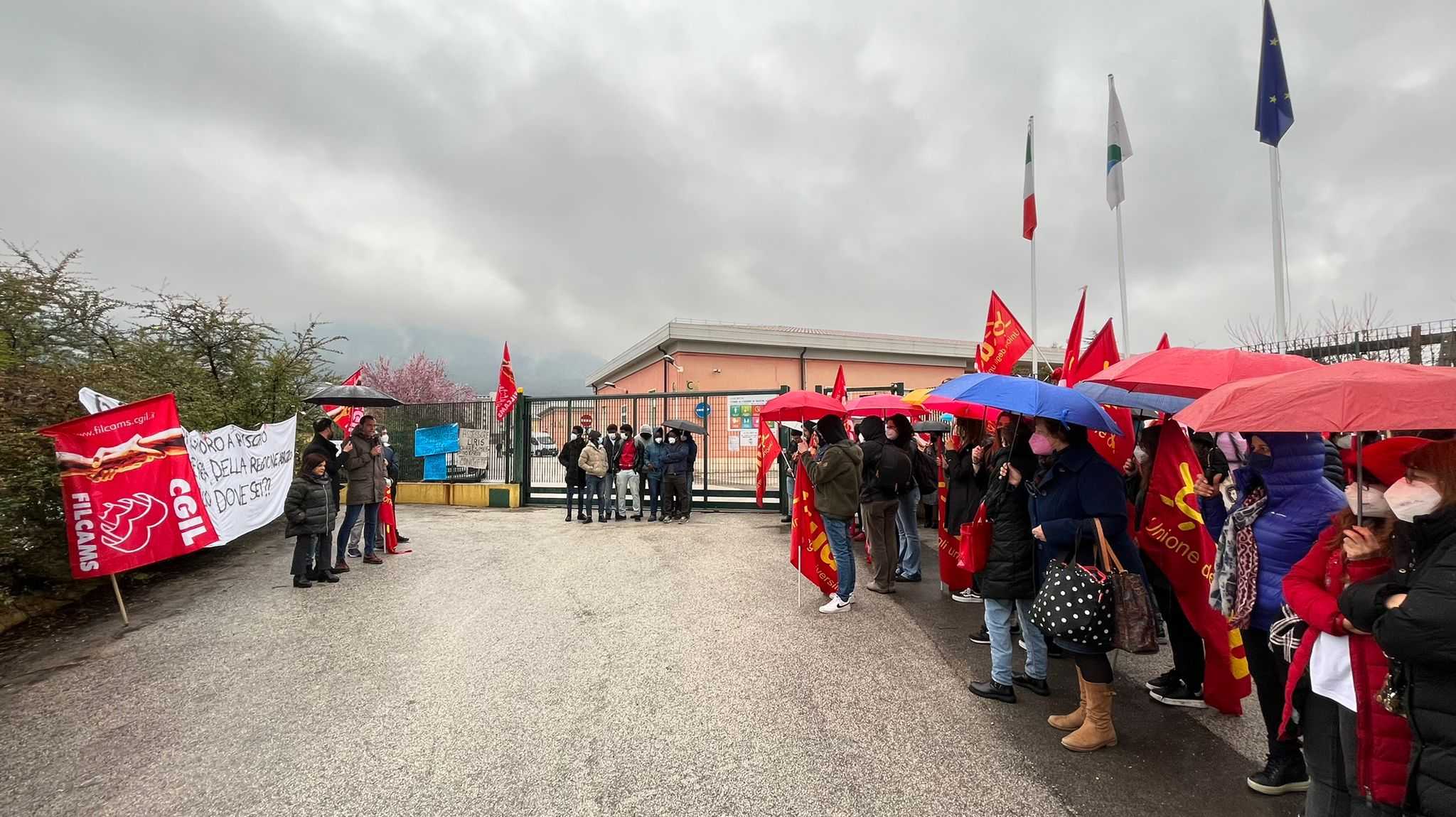 Casa dello studente all’Aquila, la mobilitazione prosegue anche sotto la pioggia
