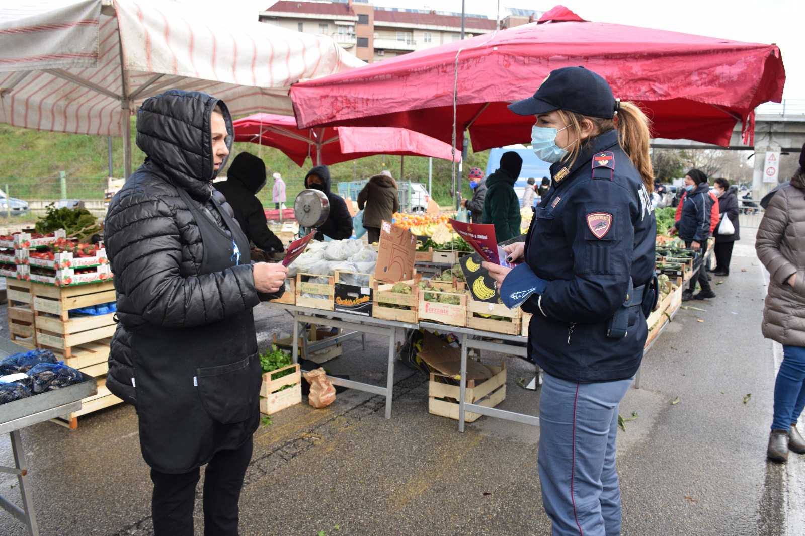8 marzo, ecco le donne della polizia di Stato tra gente per spiegare come riconoscere la violenza (fotogallery)