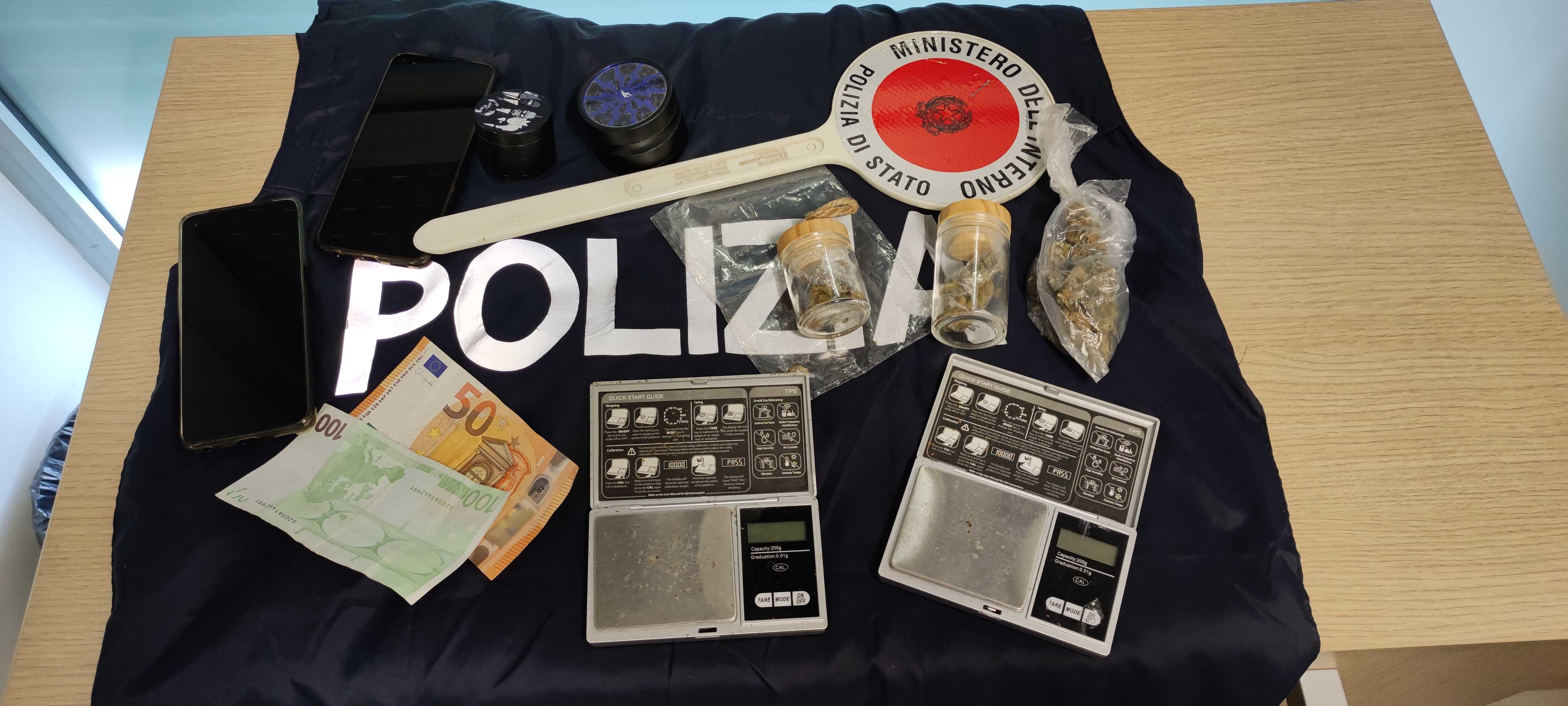 23 e 19 anni con 25 grammi di marijuana in auto: denunciati dalla polizia