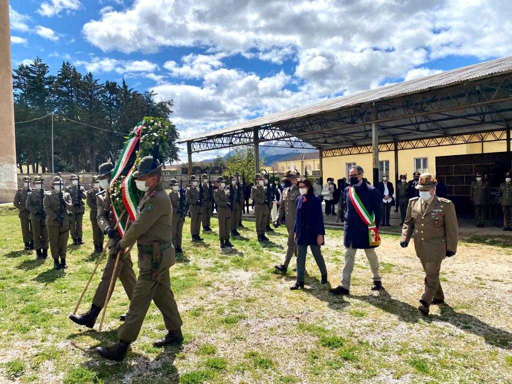 Le forze armate rendono onore al 25 aprile, la cerimonia all’Aquila (foto)