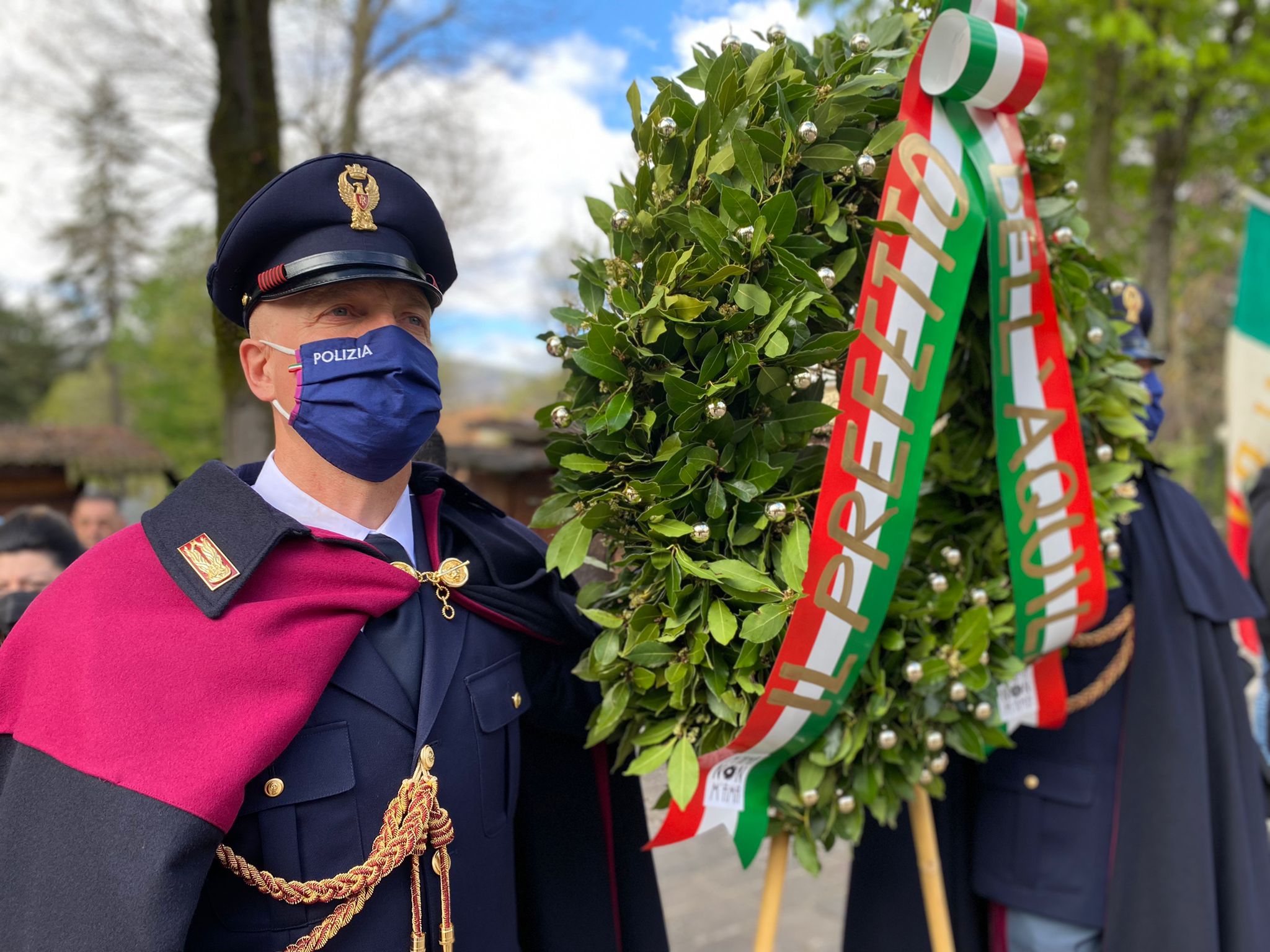 Le forze armate rendono onore al 25 aprile, la cerimonia all’Aquila (foto)