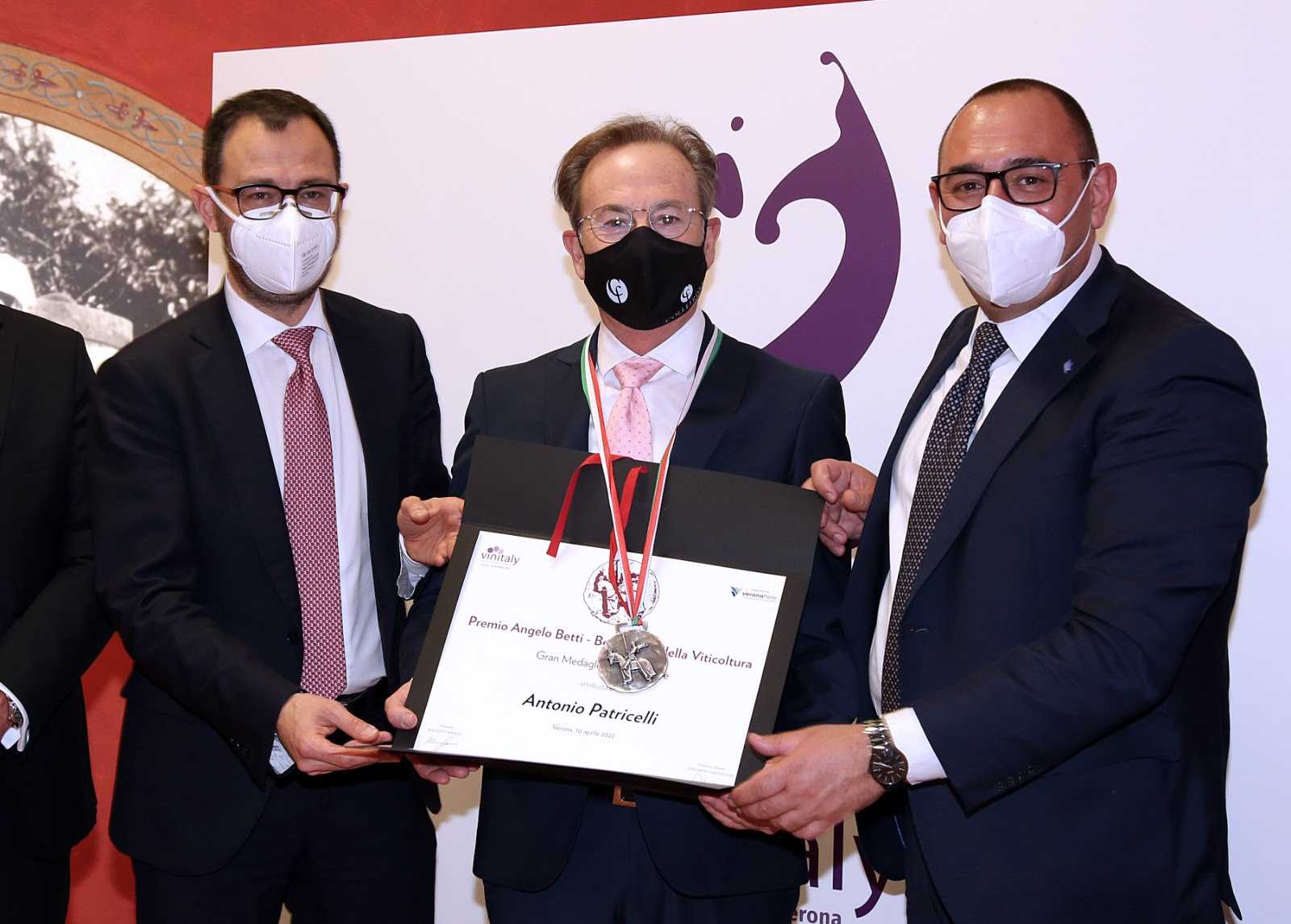 Vinitaly 2022: la cantina teatina “Collefrisio” di Frisa premiata con medaglia Cangrande