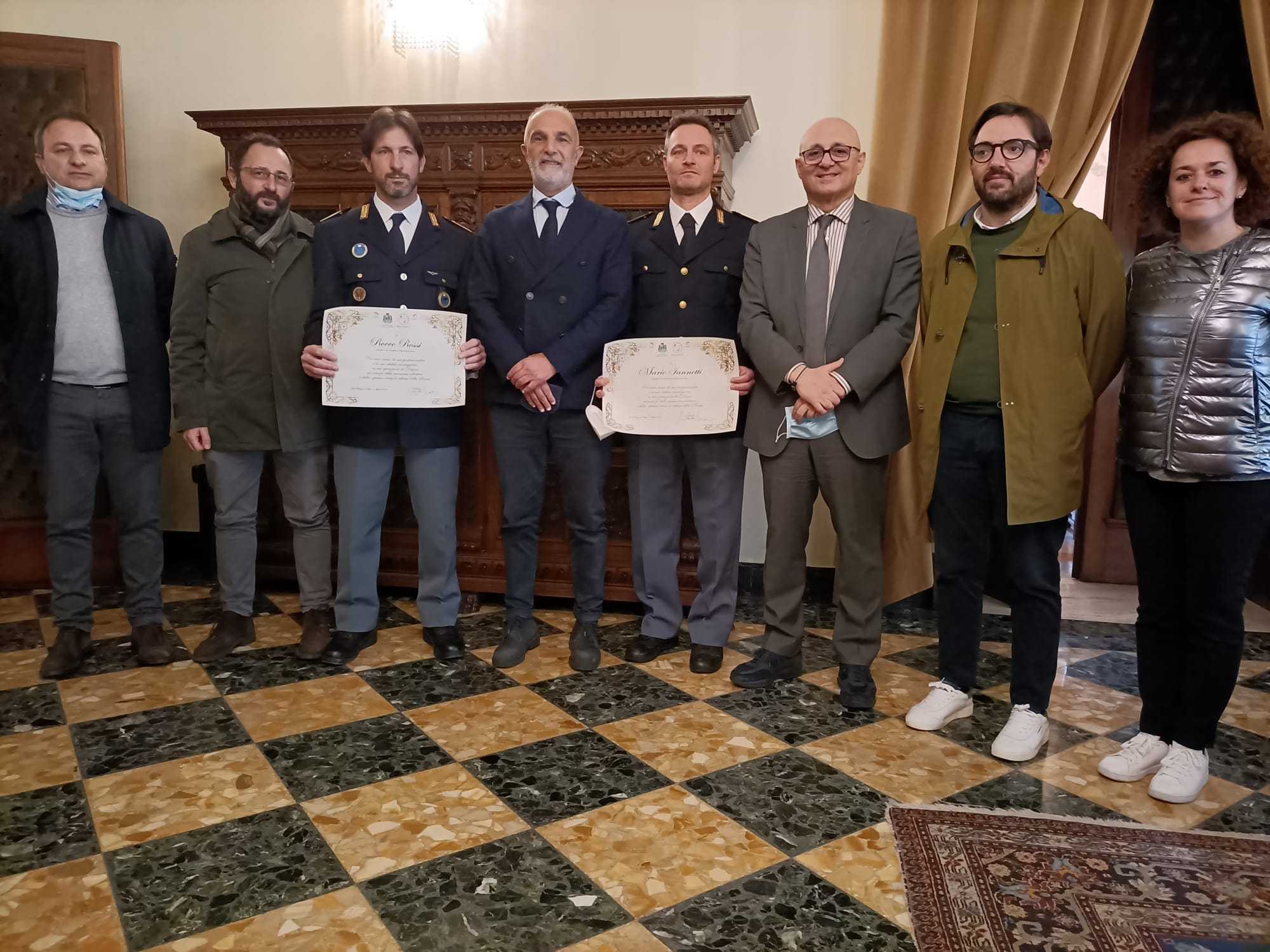 Premiati in Comune i poliziotti della Digos che bloccarono gli autori del danneggiamento alla lapide per le Foibe