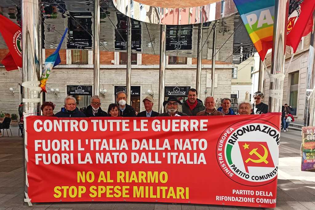 Rifondazione Comunista scende in piazza a Teramo: no alle guerre e stop alle spese militari (foto e video)