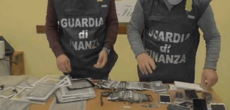 Accessori telefoni con marchi falsi, maxi operazione GdF: 22 indagati e sequestri