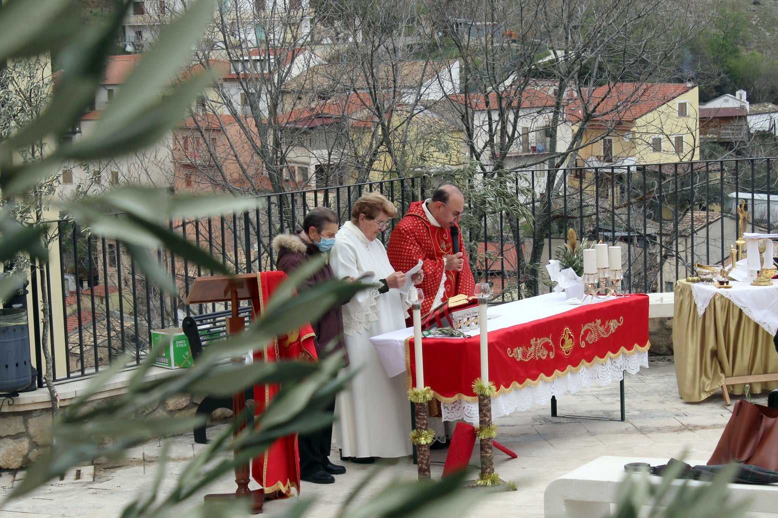 Troppi contagi covid, parroco ferma riti Settimana Santa: cittadini dal sindaco