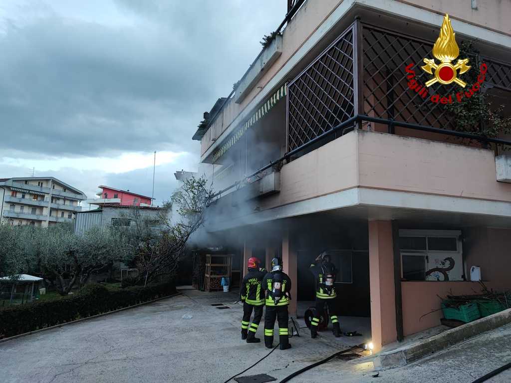 Paura a Spoltore, alle fiamme un’autorimessa: intervento dei vigili del fuoco (VIDEO)