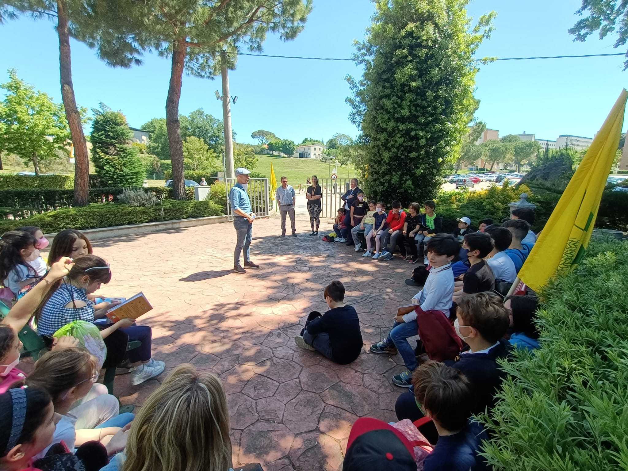 Piccoli botanici alla scoperta di liquirizia, zafferano e borragine all’orto universitario