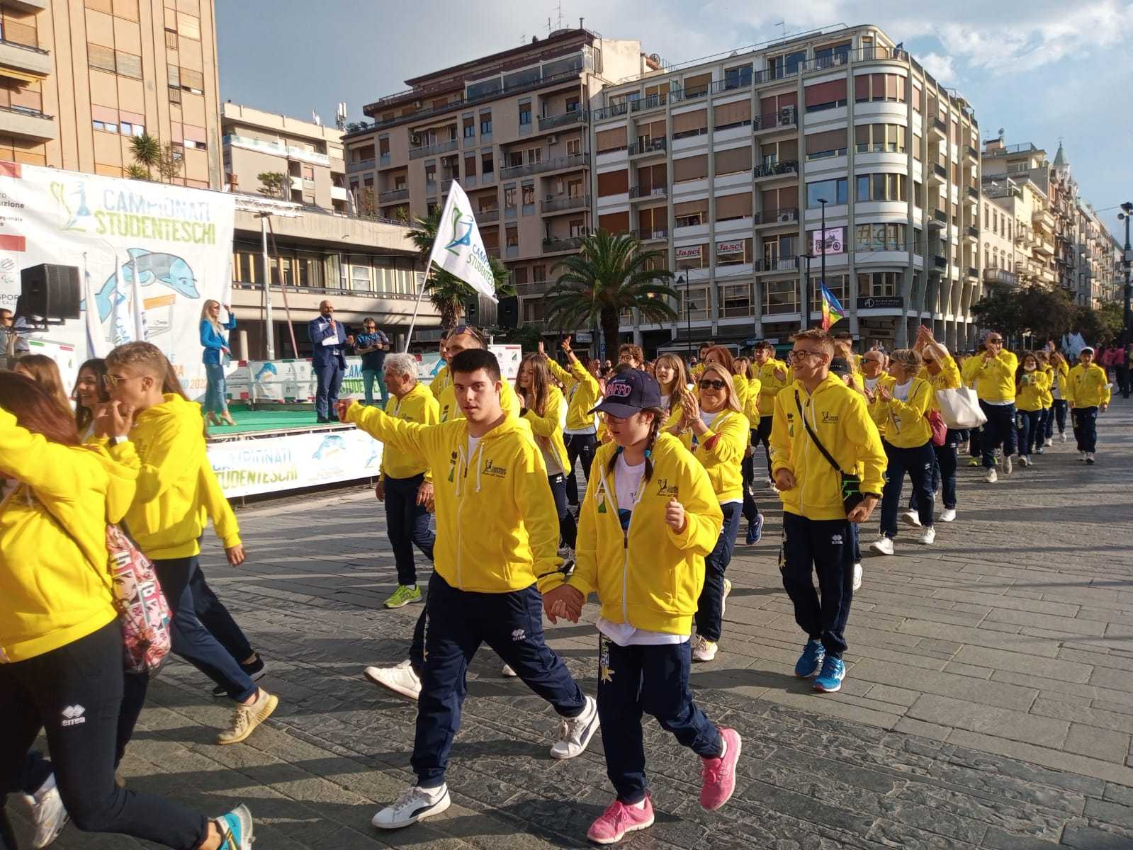 Campionati studenteschi, un “oceano” di giovani atleti in piazza Salotto (foto)