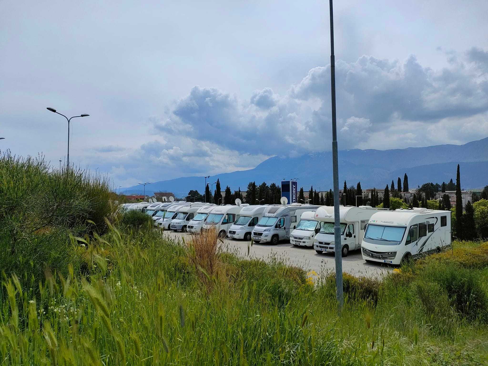 Si riempie l’area camper all’Aquila ma mancano i servizi igienici stabili: “Sono in arrivo”