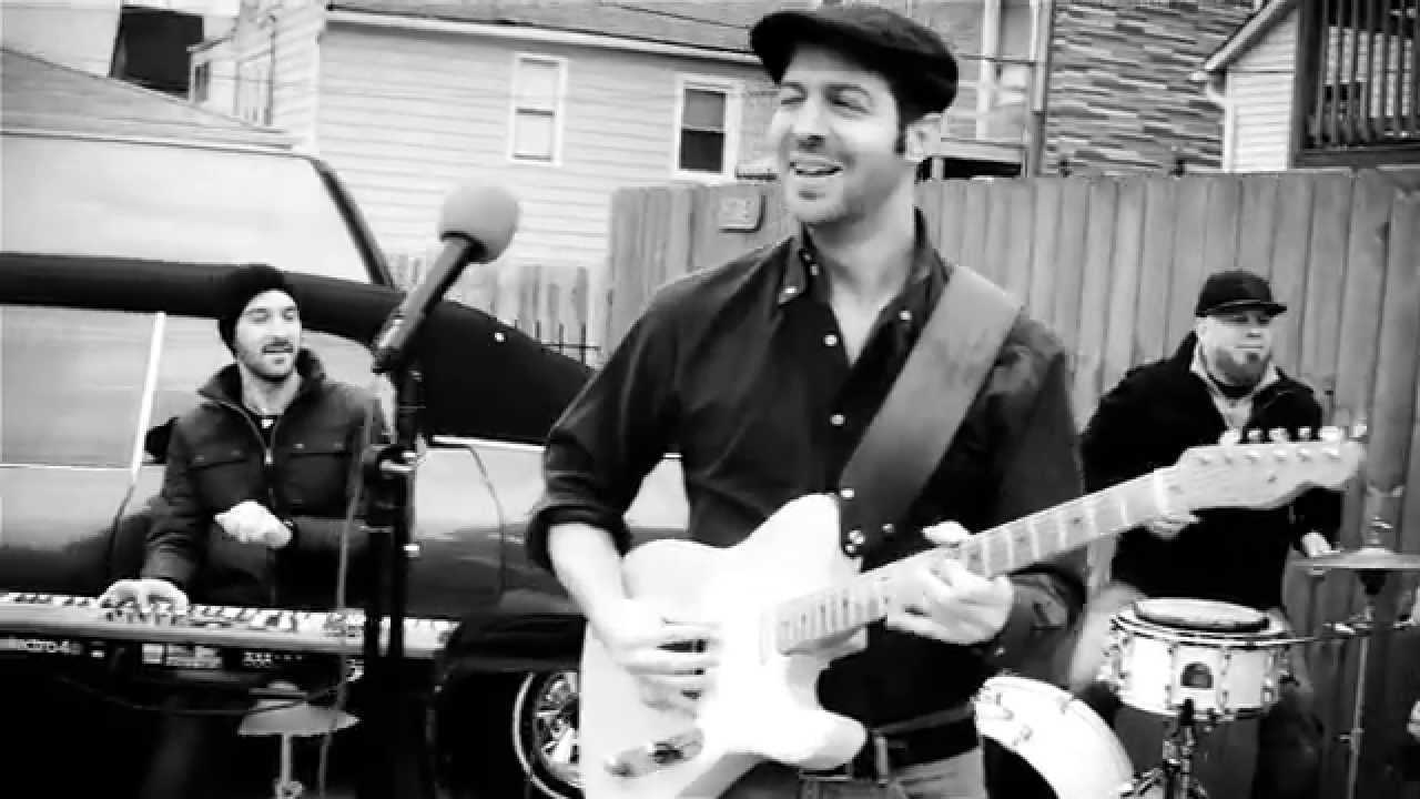 A Castelnuovo gli scatti di Debora Panaccione, il grande blues di Breezy Rodio e la buona cucina