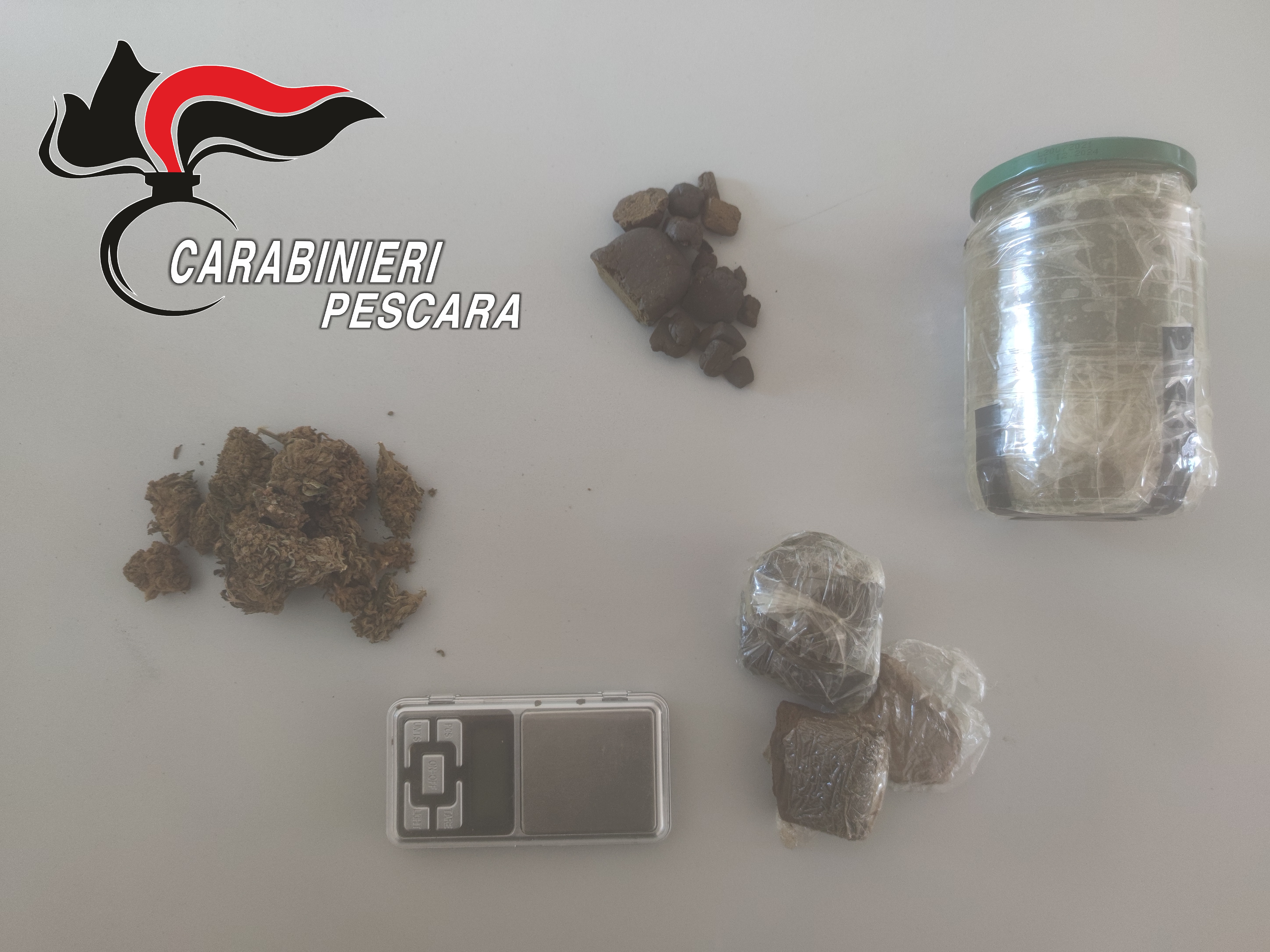 Agli arresti domiciliari, ha in casa droga di vario tipo: arrestato dai carabinieri