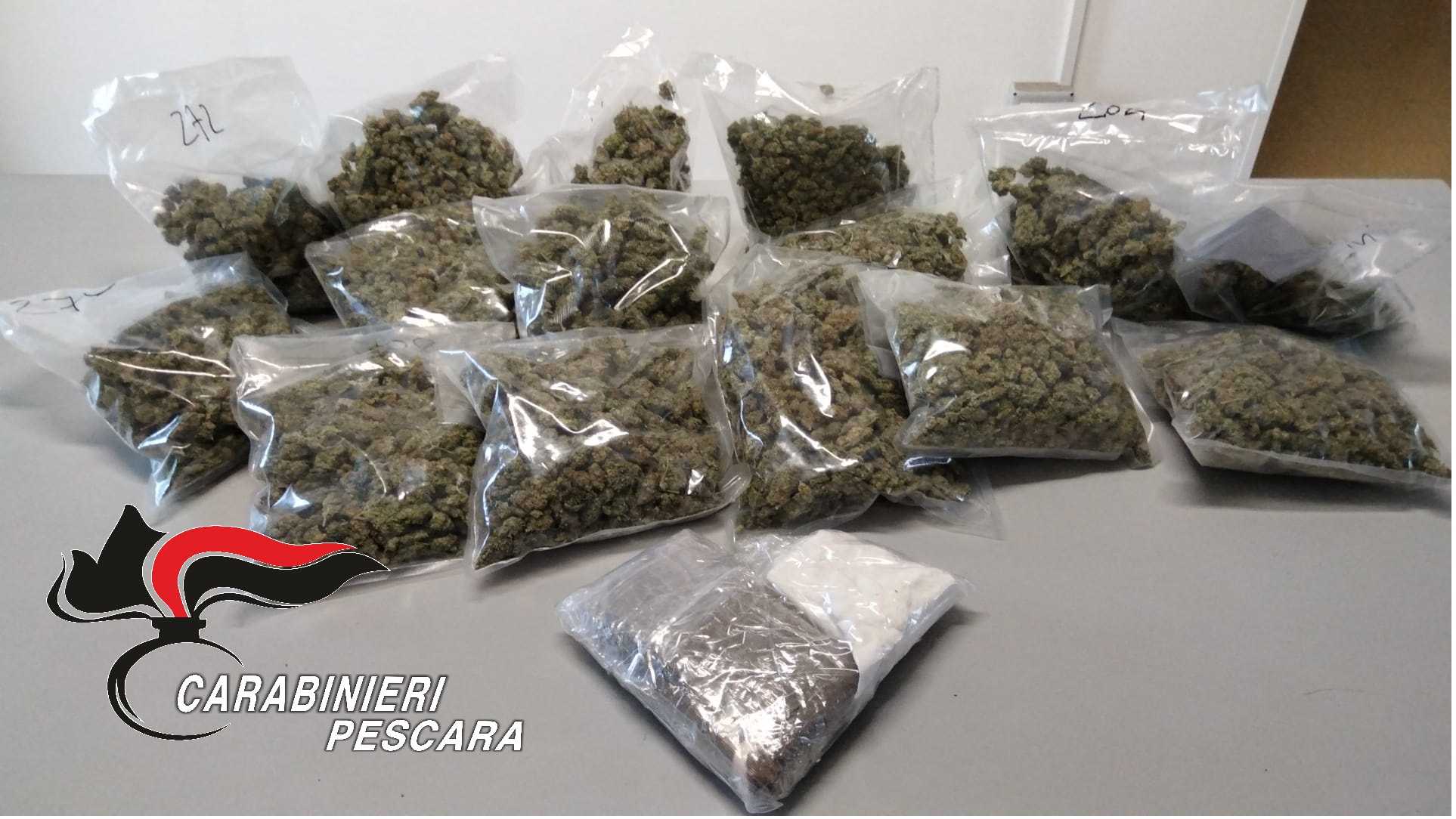Blitz al casolare abbandonato: trovati 4 kg di marijuana e un chilo e mezzo di cocaina