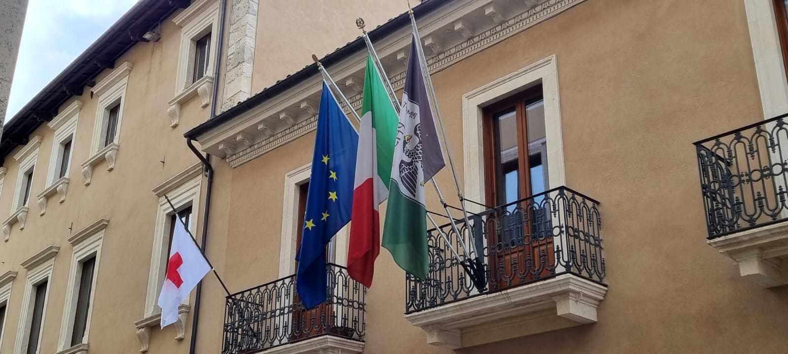 Giornata della Croce Rossa: bandiera esposta a Palazzo Fibbioni e la Fontana Luminosa illuminata di rosso 