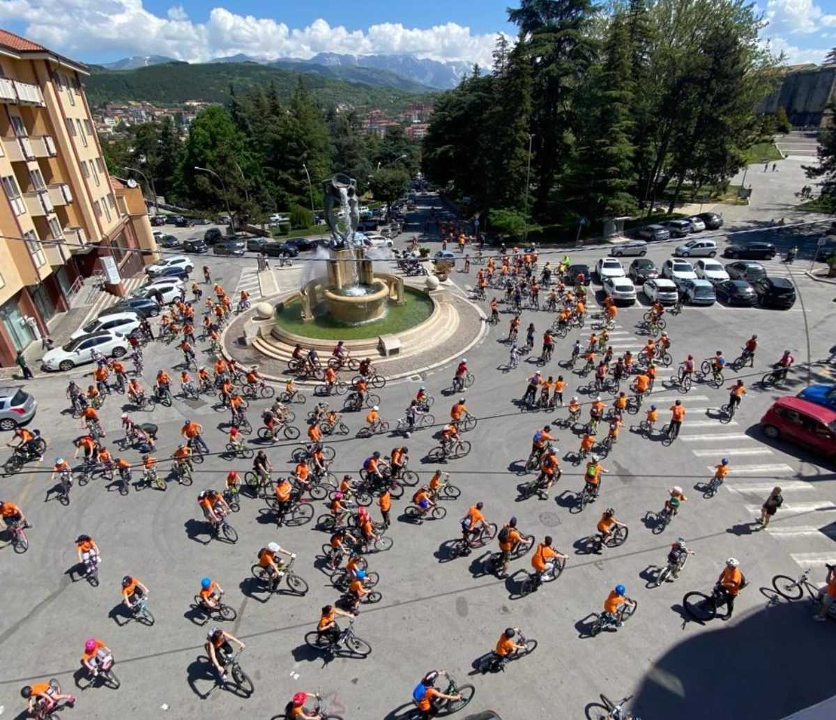 Oltre 200 partecipanti per L’Aquila in bici, le immagini della carovana della mobilità sostenibile
