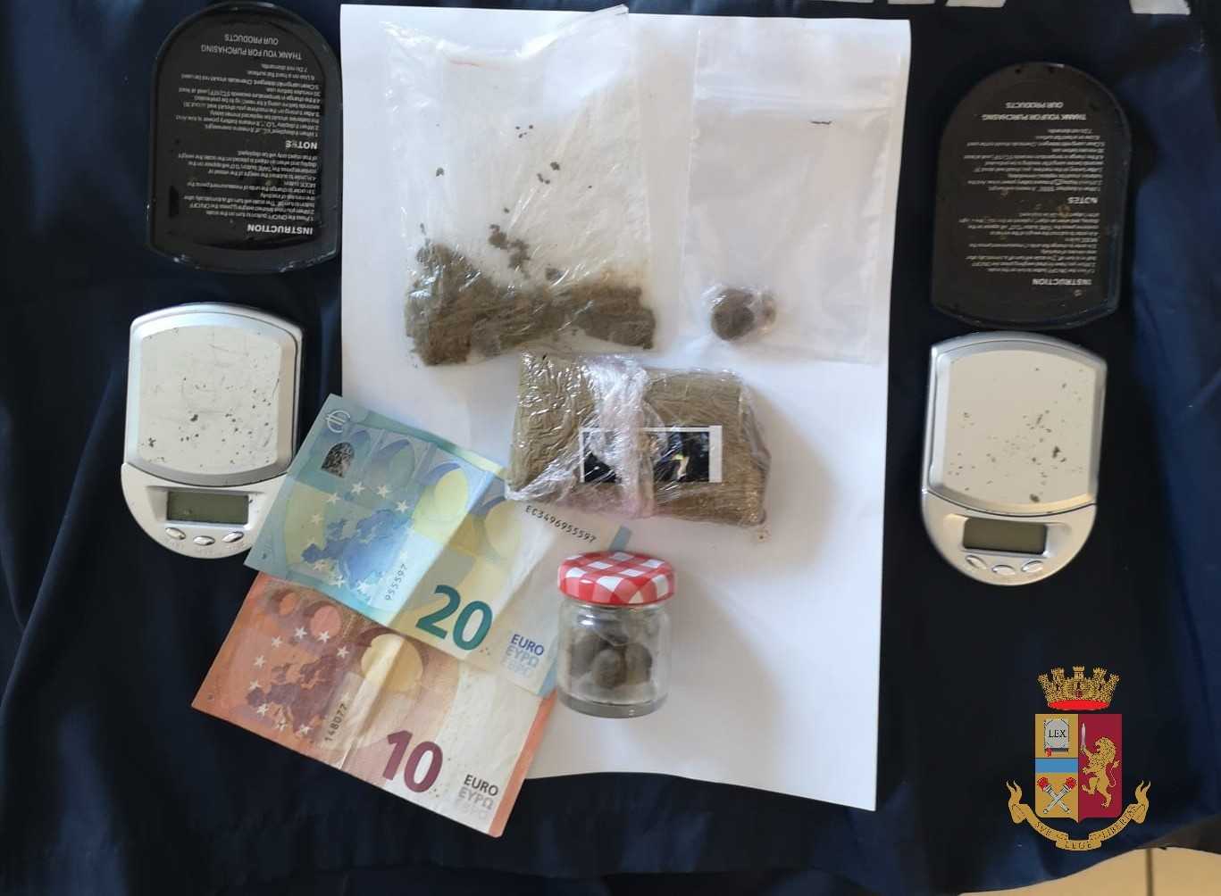 Spaccio alla porte della città dell’Aquila, arrestato 32enne: indagini in corso su acquirenti