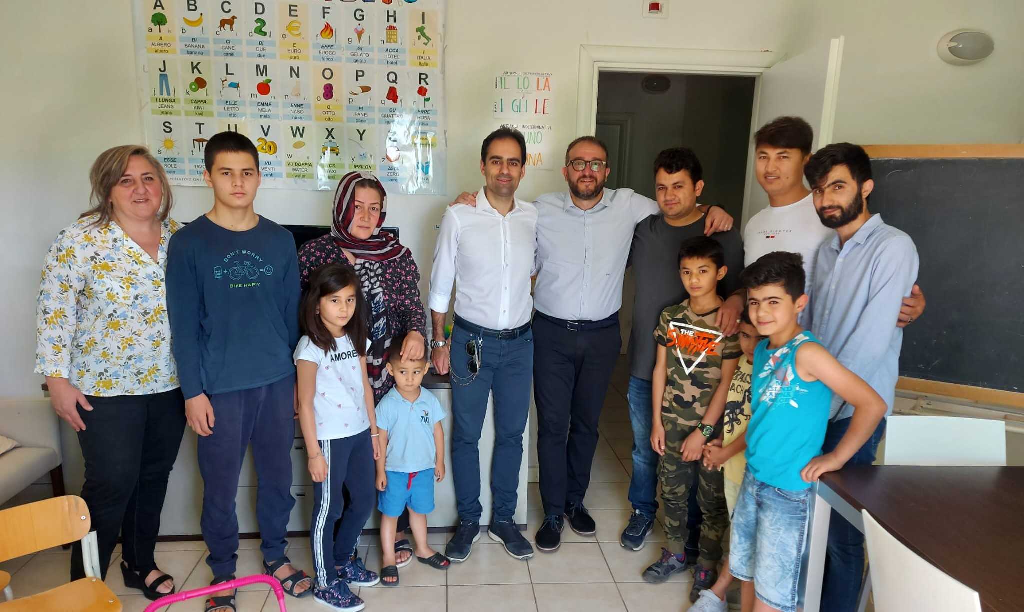 Le famiglie afghane fuggite dai talebani lasceranno L’Aquila, erano in città da dieci mesi