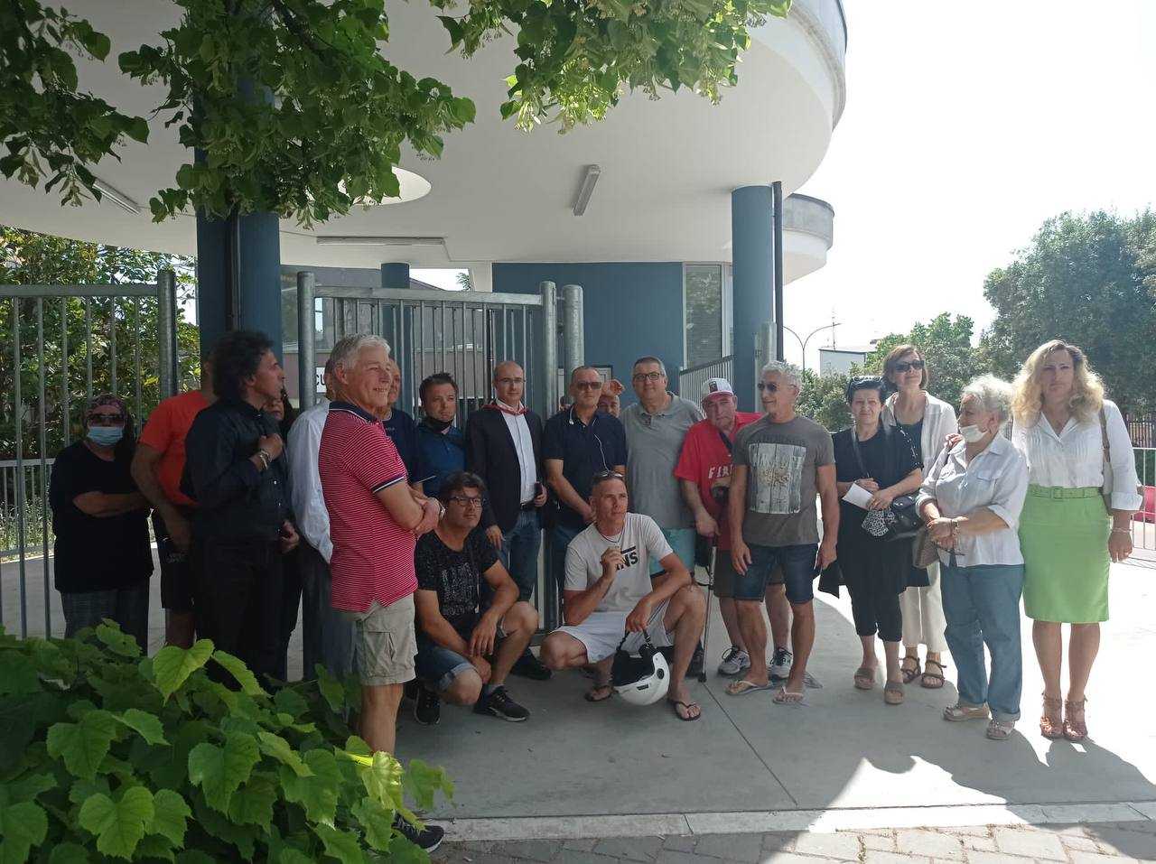 Morte al pronto soccorso, Pettinari (M5S) si incatena davanti all’ospedale