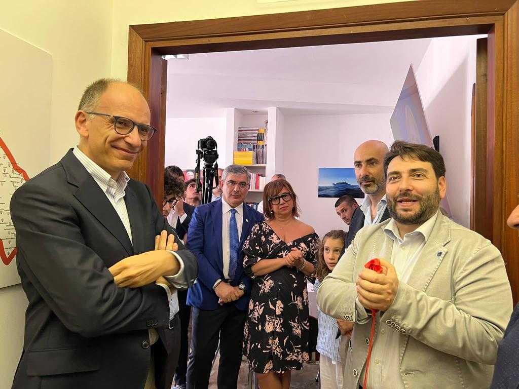Taglio del nastro per la sede Pd di Rancitelli, il segretario nazionale Letta: “Messaggio bellissimo”