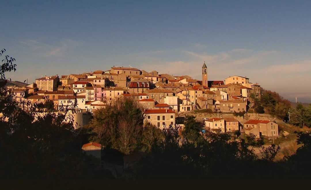 Un perfetto sconosciuto pugliese si candida a sindaco, nessuno va a votare: il caso in Abruzzo
