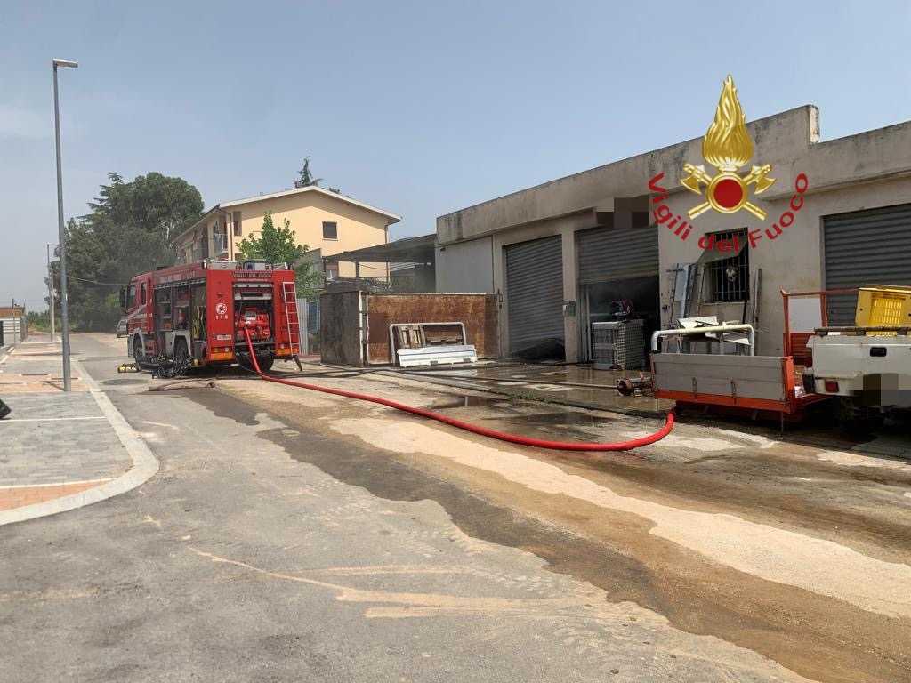A fuoco un’officina lavorazione metalli a Cepagatti, vigili del fuoco per messa in sicurezza