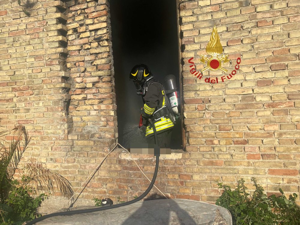Struttura in fiamme a Pescara: era piena di rifiuti abbandonati