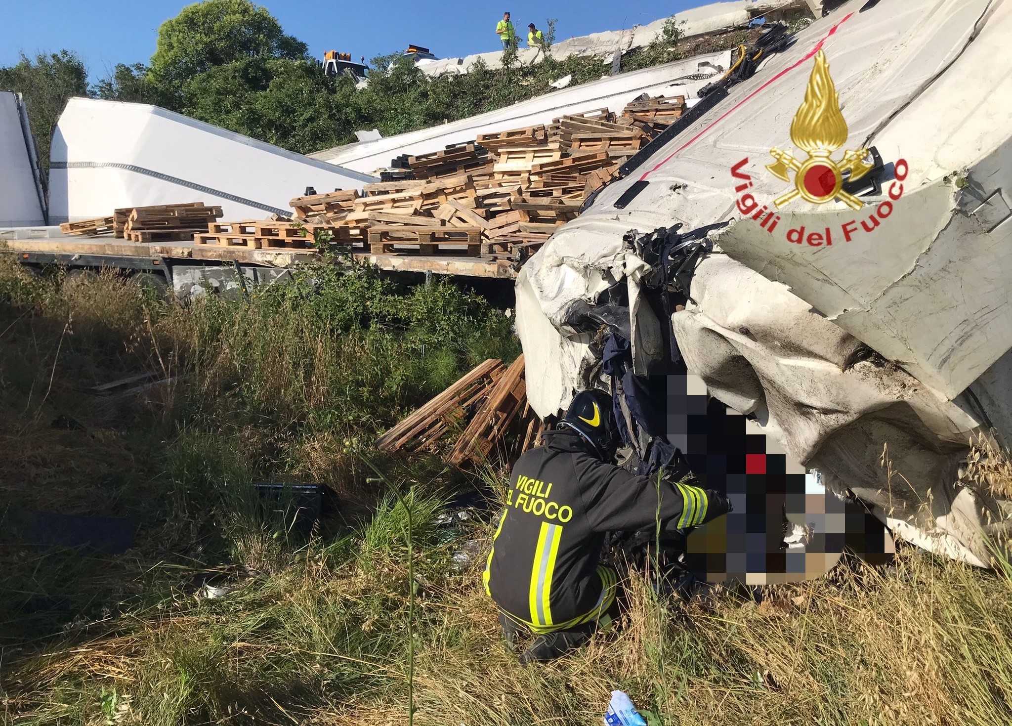 Incidente in autostrada: camion finisce nella scarpata, ferito il conducente