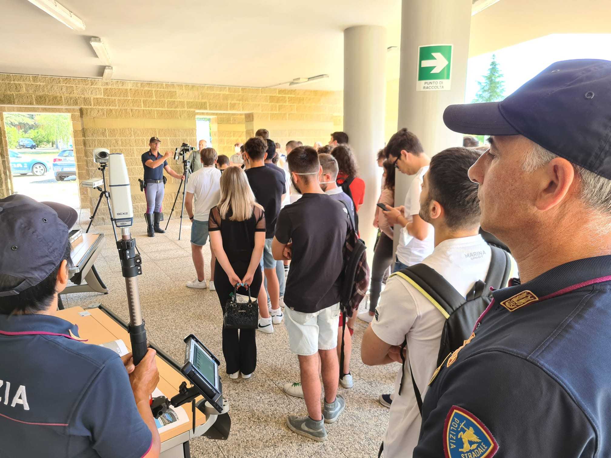 Sicurezza stradale, oltre 300 studenti universitari “a lezione” dagli agenti di polizia