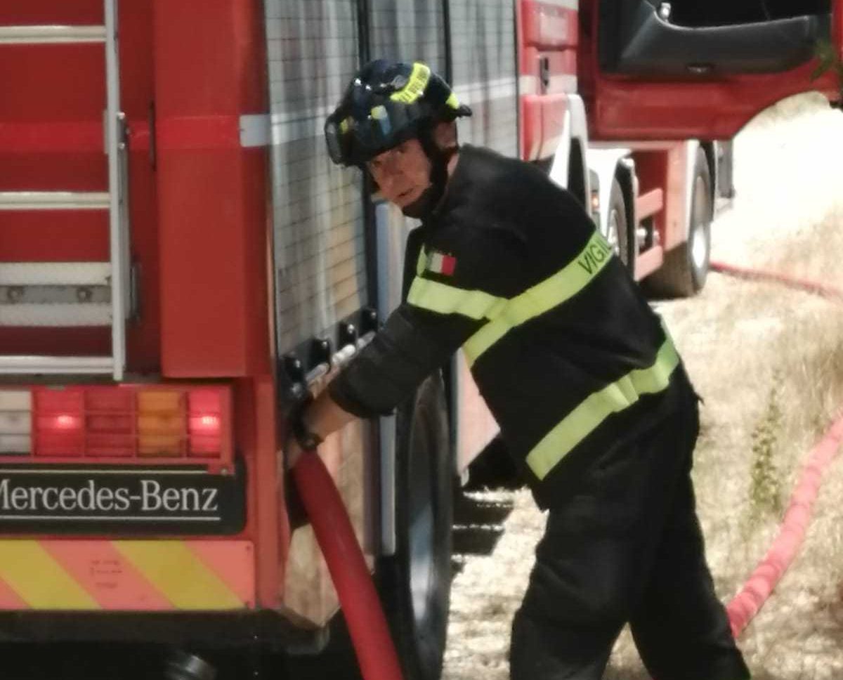 Piantagione di ciliegi in fiamme ma anche allagamenti, vigili del fuoco evitano il peggio (foto e video)