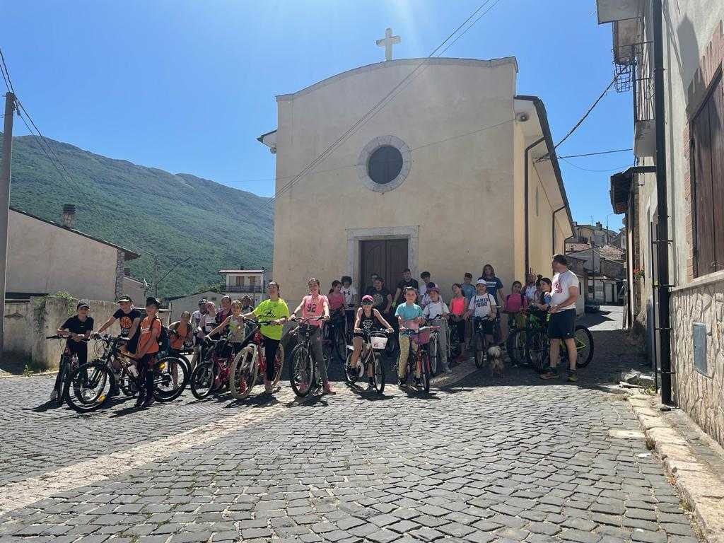 Si chiude l’anno oratoriano e dopo due anni di stop torna la passeggiata in bici con don Carmine (VIDEO)