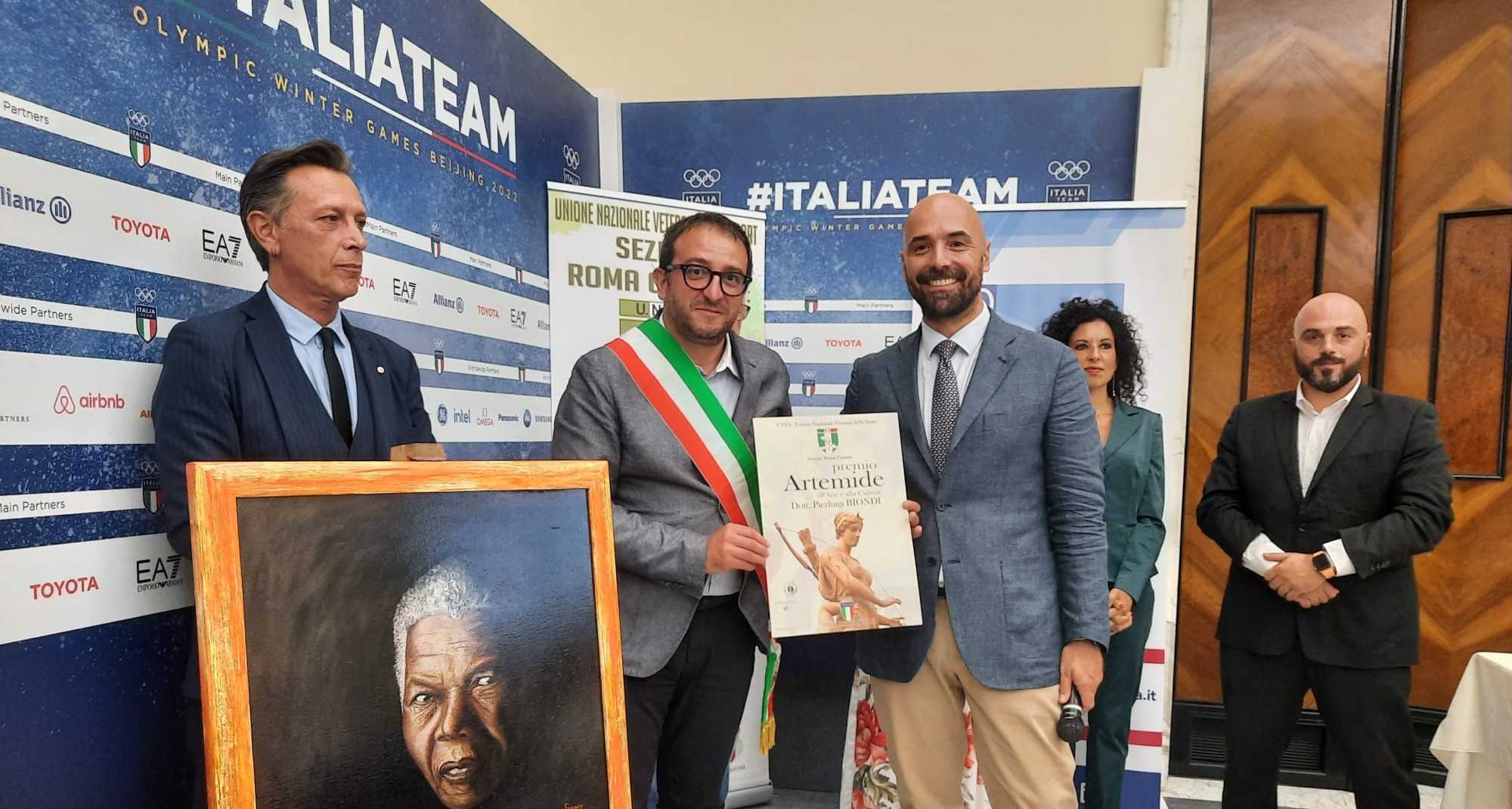 Invictus Day, il sindaco dell’Aquila premiato per impegno nel sociale alla presenza di Maki Mandela