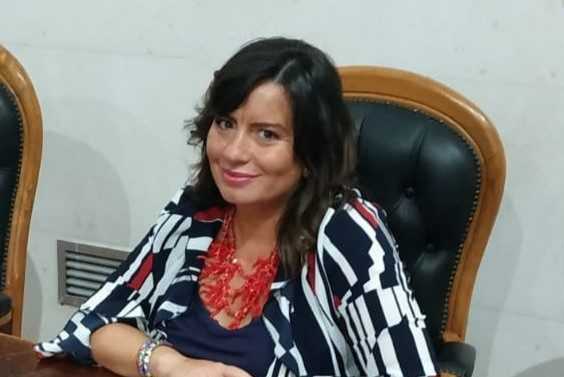 “Cinque racconti e una fiaba”: la presentazione tra i murales di Azzinano