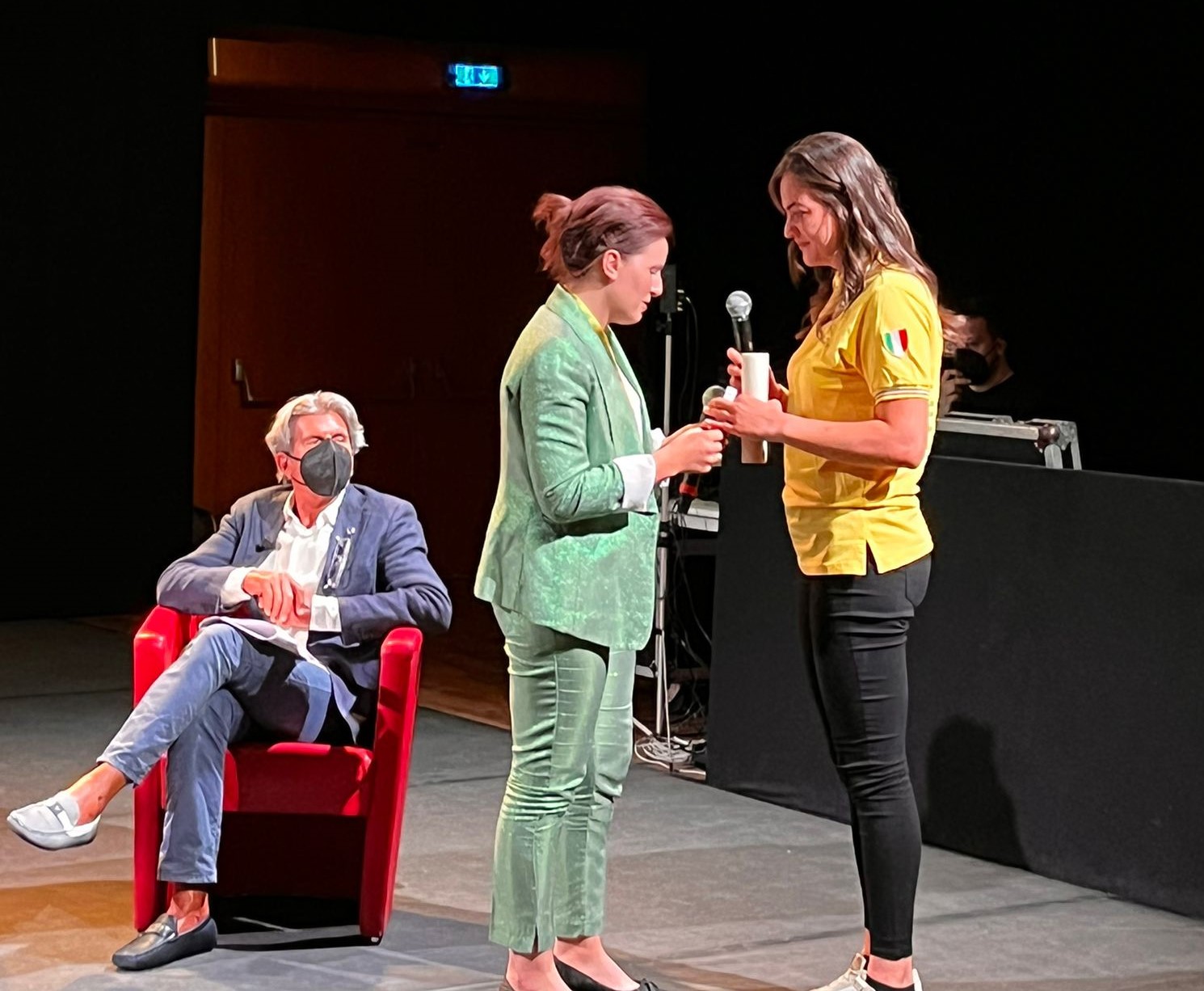 A 22 anni alleva ovini sul Gran Sasso e produce formaggio, premiata a Roma imprenditrice abruzzese