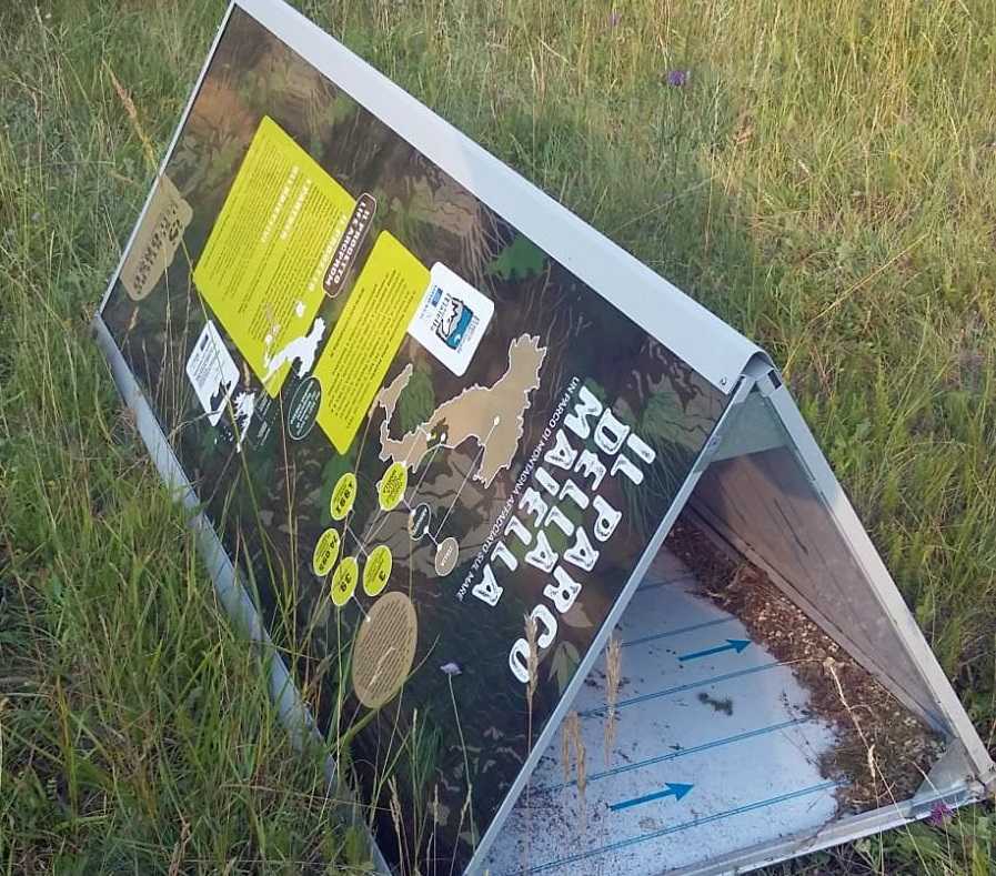 Vandali in azione sul sentiero dell’orso, la denuncia del Parco della Maiella