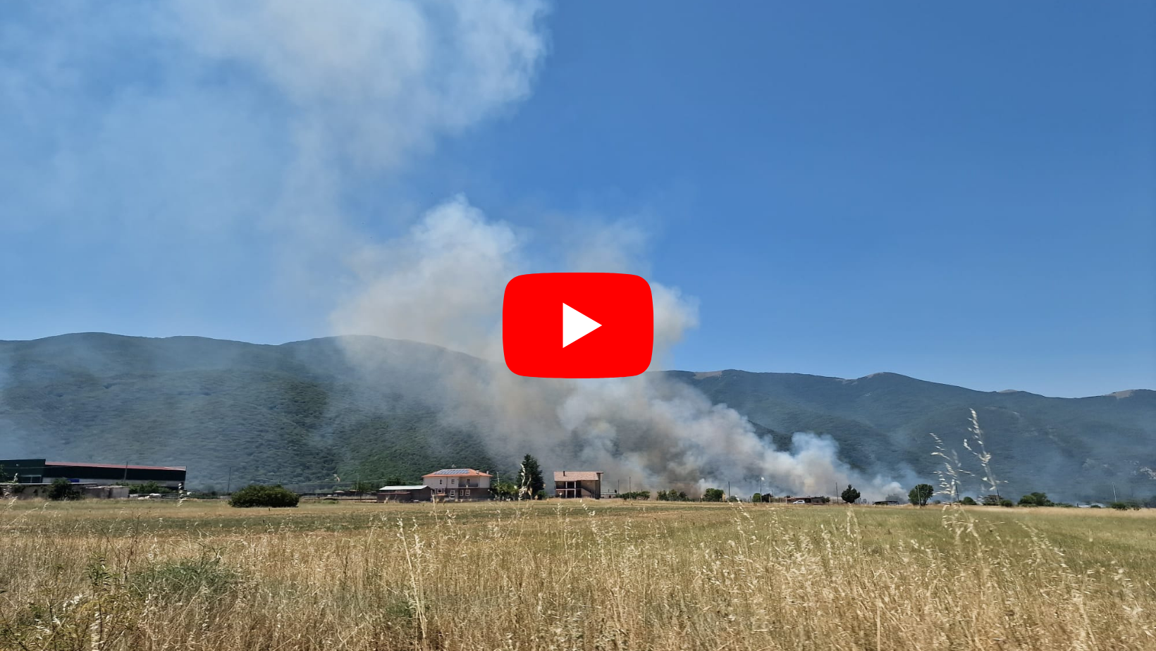 Vasto incendio in via Pecorale a Trasacco, potrebbe essere colposo: a rischio delle abitazioni
