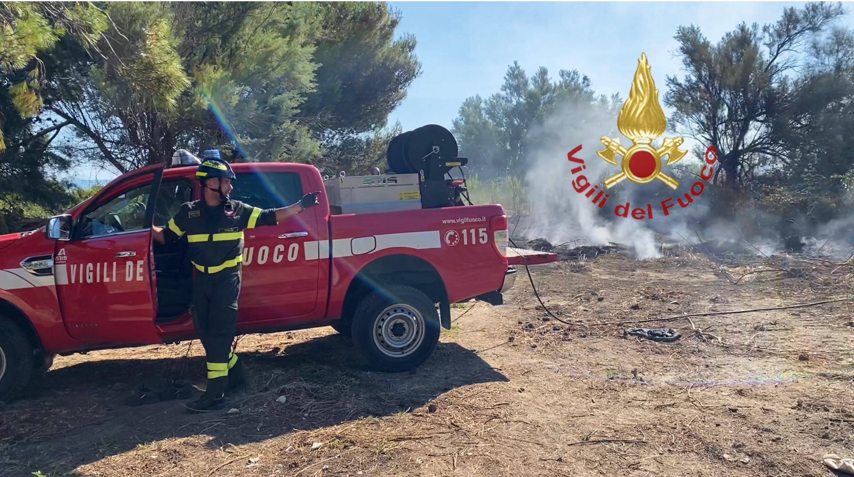 Incendio all’ex camping, vigili del fuoco salvano la pineta (foto)