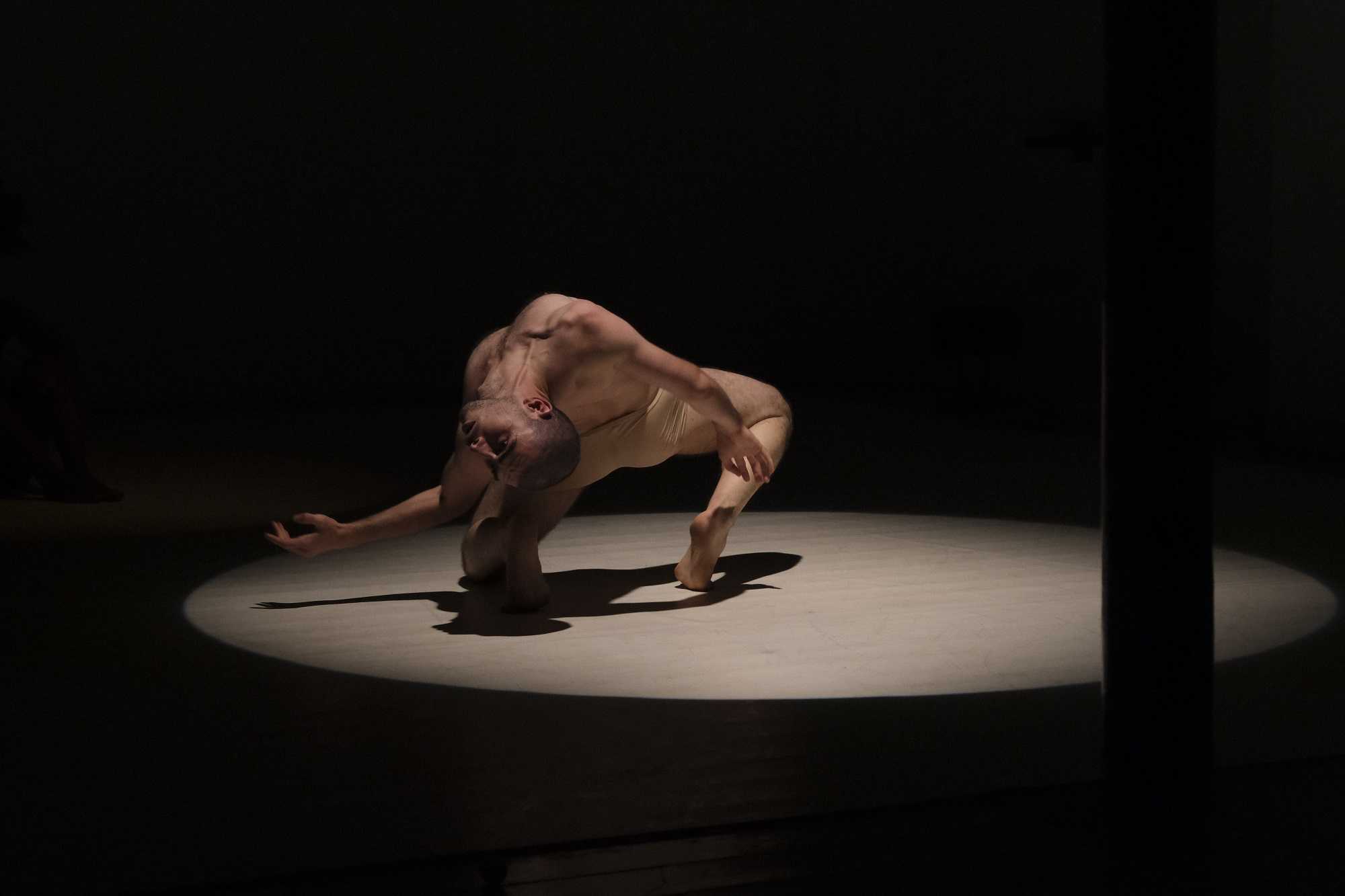 Questa sera in piazza Duomo all’Aquila “Without color, Trilogia sull’abitare”