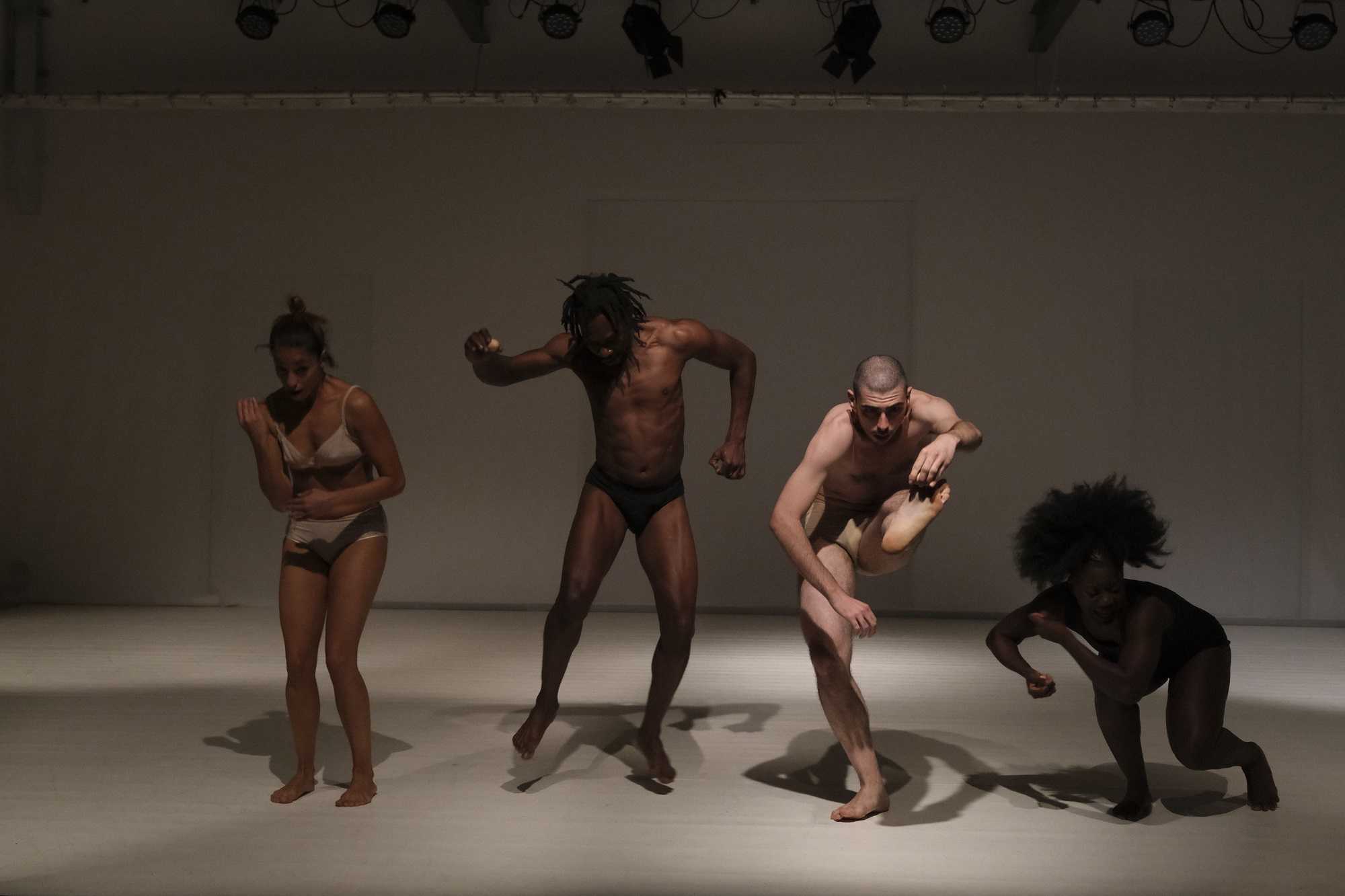 La danza che unisce, in scena “without color”, una performance sulla bellezza della diversità