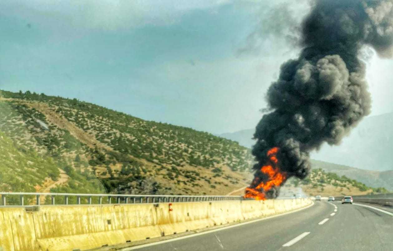 Camper prende fuoco e poi esplode sulla A25: la famiglia è salva