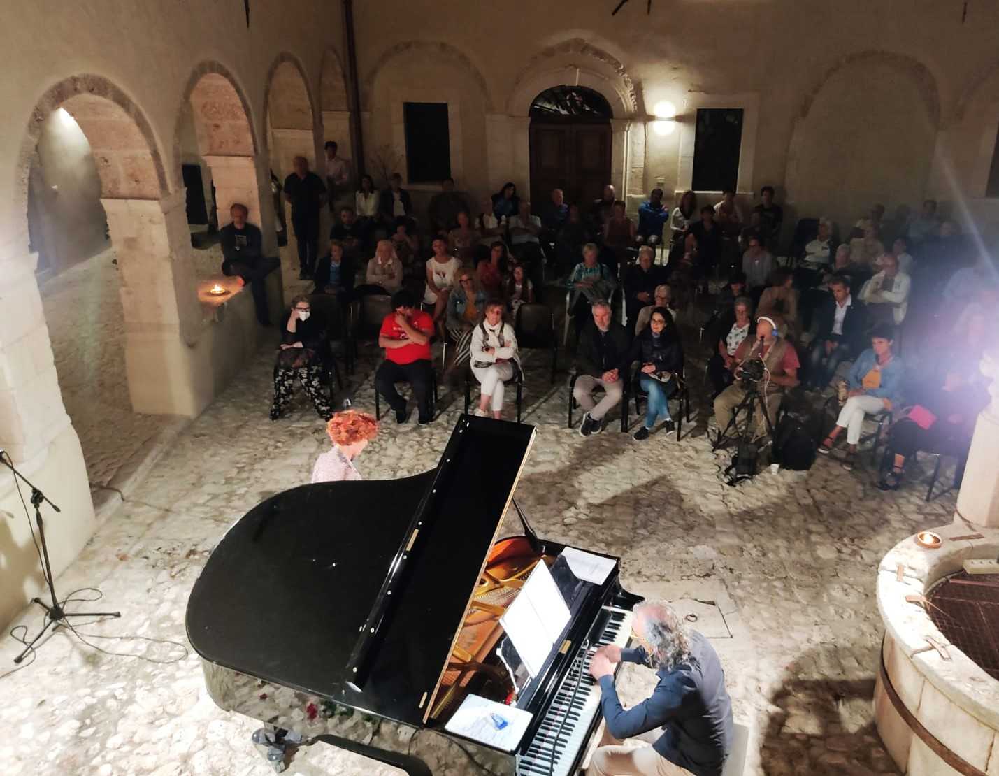 Grande partecipazione a Carapelle Calviso per il concerto “Una voce ed un pianoforte sotto le stelle” (FOTO)