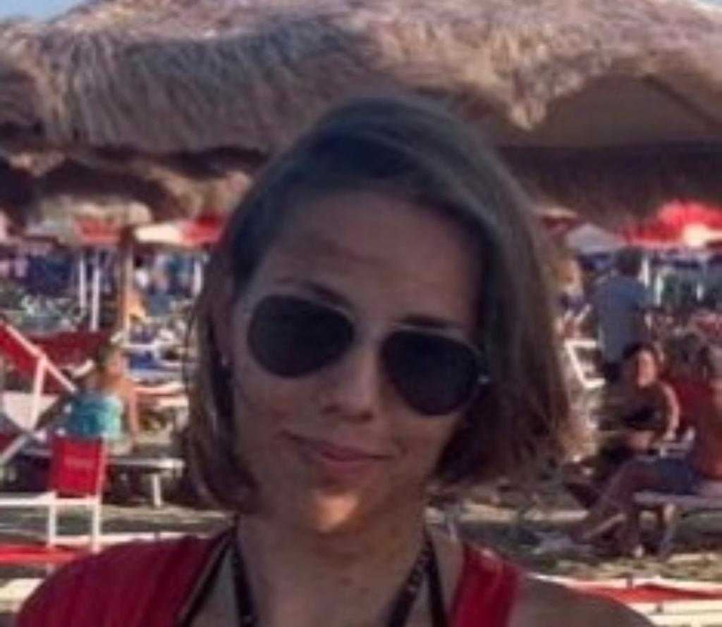 In mare nonostante la bandiera rossa, rischia di annegare: salvata dalla bagnina Giammarino