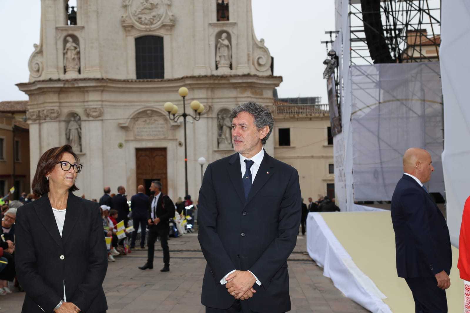 Papa Bergoglio all’Aquila, Marsilio: “Un’emozione incredibile. Grazie, Francesco”