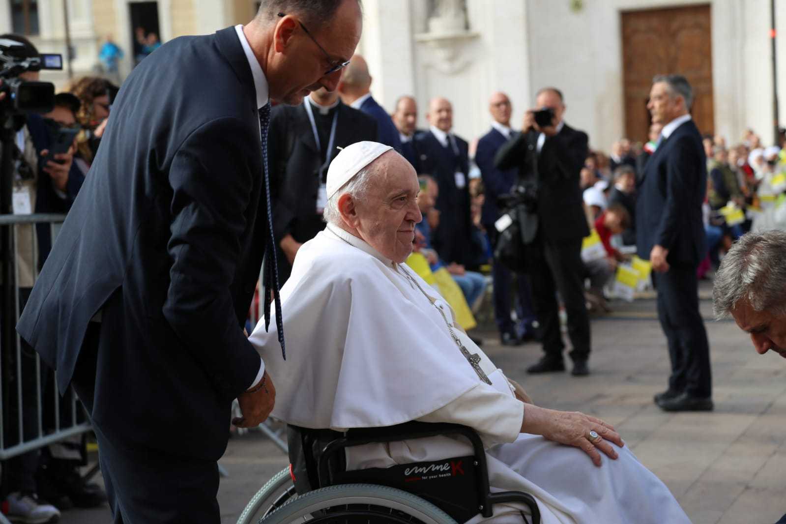 Papa Bergoglio all’Aquila, Marsilio: “Un’emozione incredibile. Grazie, Francesco”