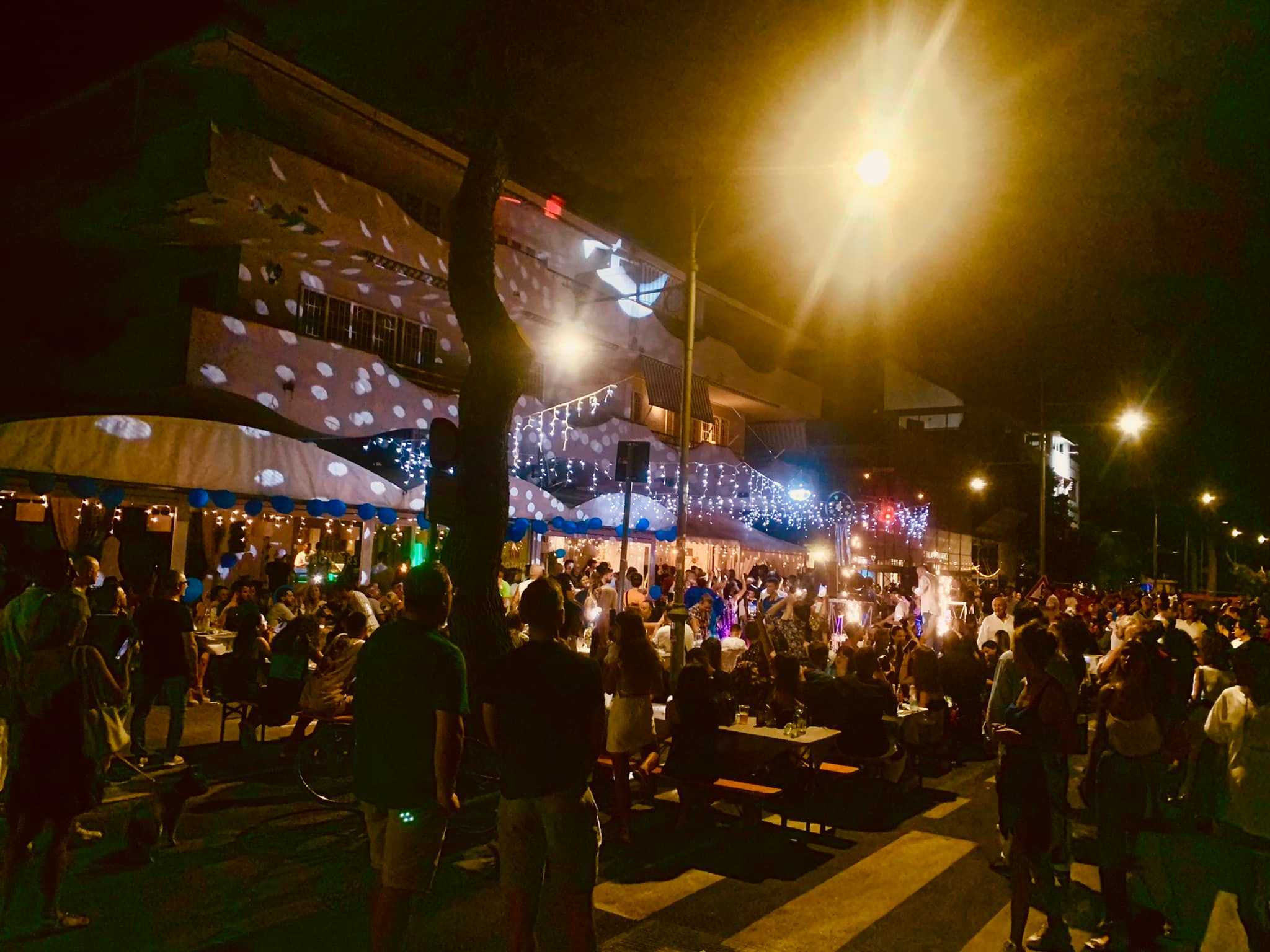 Silvi, diverse migliaia di persone in allegria alla Notte Blu: “C’è voglia di replicarla”