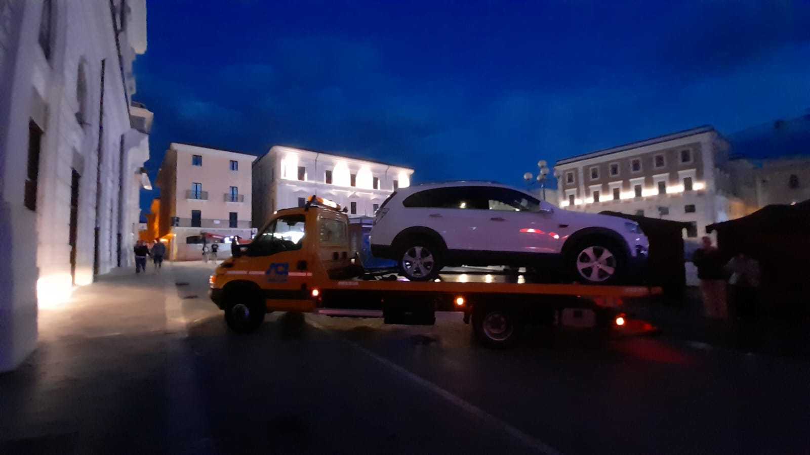 Isola pedonale in centro all’Aquila: decine le auto rimosse