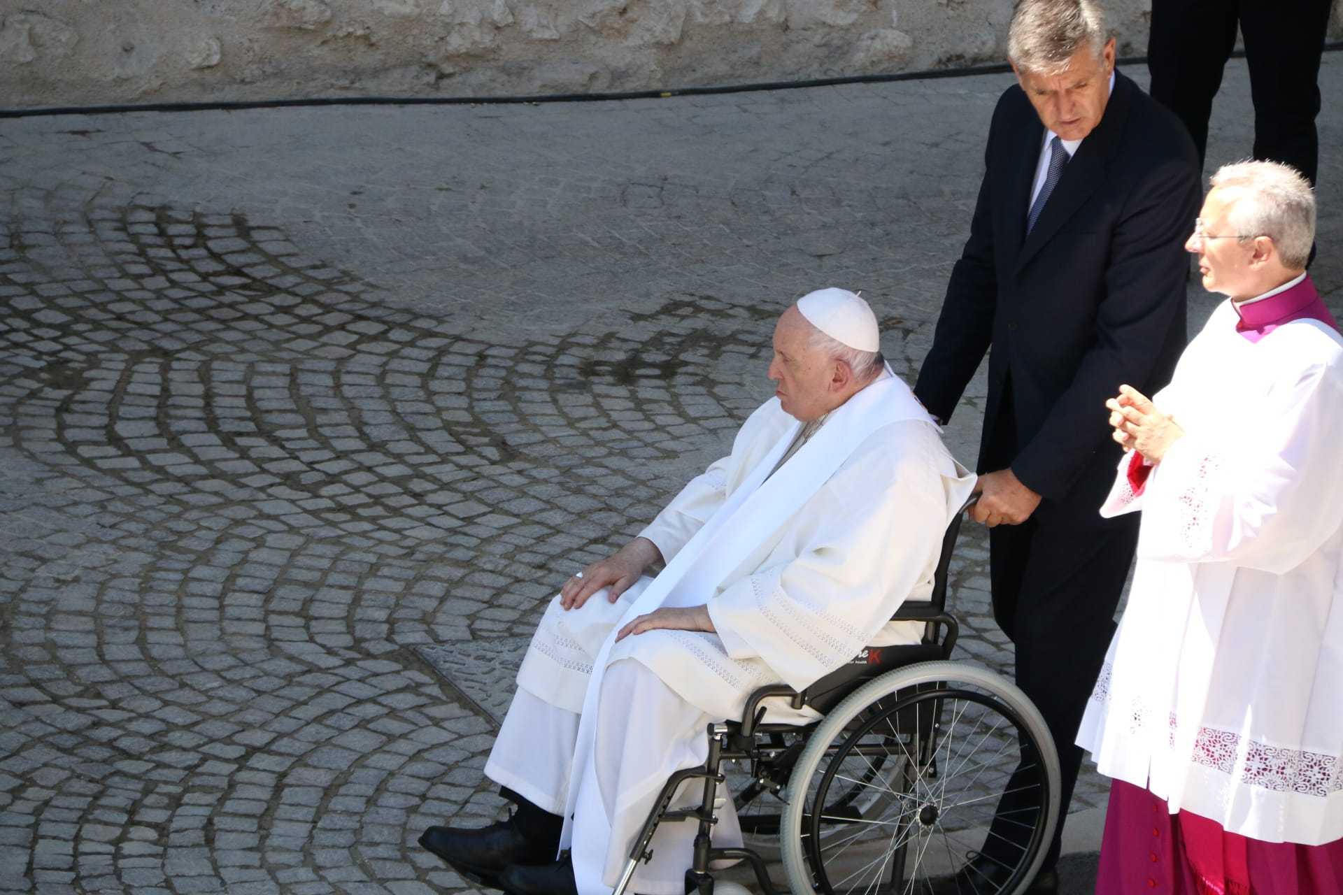 Papa Francesco apre la Porta Santa a Collemaggio (Video e Fotogallery)