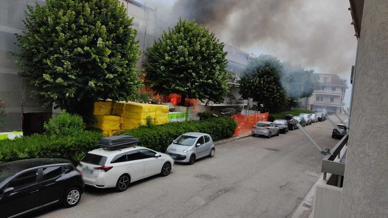In fiamme una palazzina e una palma sul lungomare: accertamenti in corso