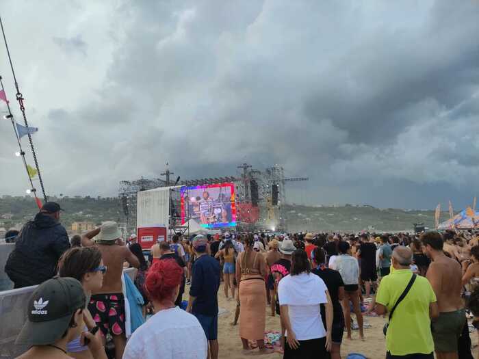 Jova Beach Vasto: palco a rischio per maltempo, concerto sospeso fino alle 21