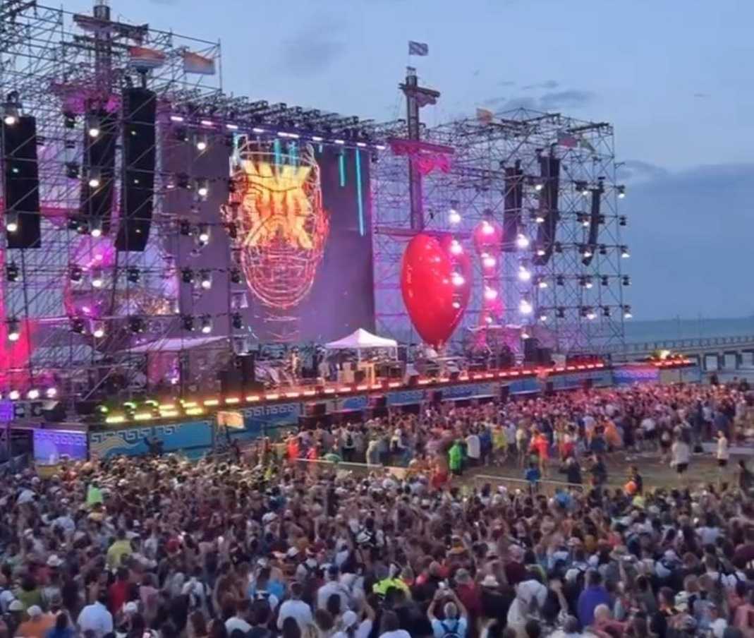 Jova Beach Vasto: maltempo si ferma, con “Piove” riprende concerto